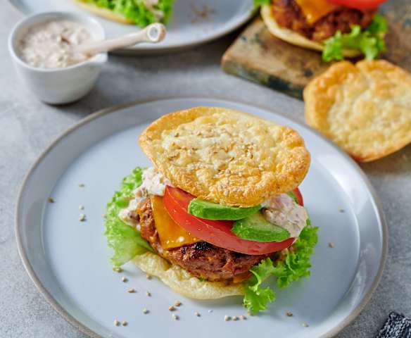 Low-Carb-Burger mit Wolkenbrötchen (Oopsies)