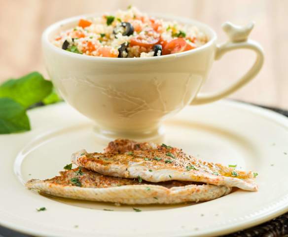 Filetes de linguado e cuscuz de papaia e tomate