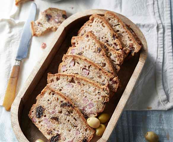 Cake aux olives, jambon et pruneaux