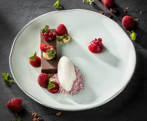 Valentinské čokoládové řezy s malinovým želé a zázvorovým sorbetem