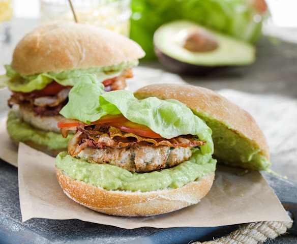 Hamburguesas de pavo, beicon y aguacate Hamburguesas de pavo, beicon y aguacate