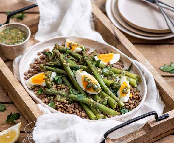 Szparagi z soczewicą i salsą verde