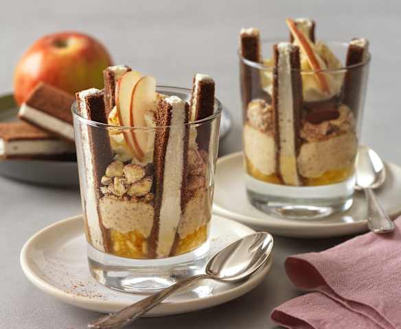 Milchschnittendessert im Glas mit Mandeln Milchschnittendessert im Glas mit Mandeln