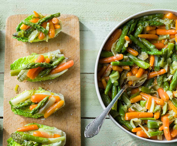 Guarnición de zanahorias baby con ajetes y espárragos verdes