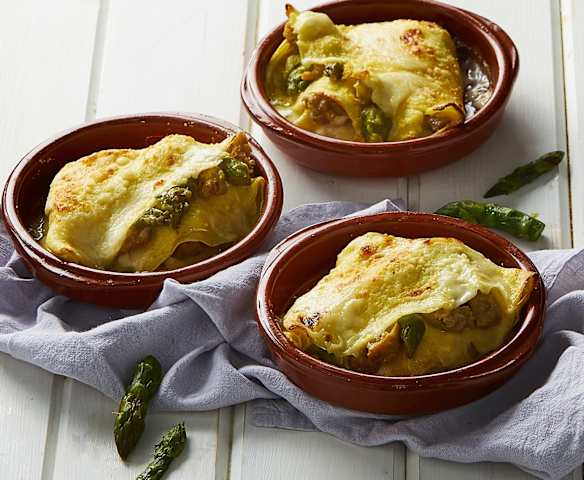 Crepês asparagi e salsiccia Crepês asparagi e salsiccia