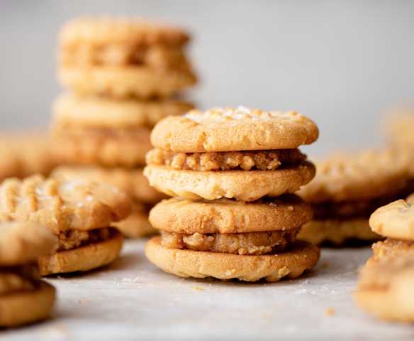 Sanduíche de cookies com manteiga de amendoim Sanduíche de cookies com manteiga de amendoim