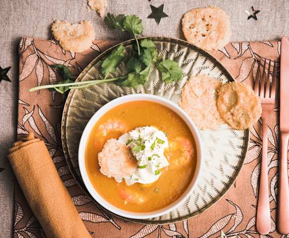 Soupe de crevettes-légumes, crème montée aillée et chips de parmesan