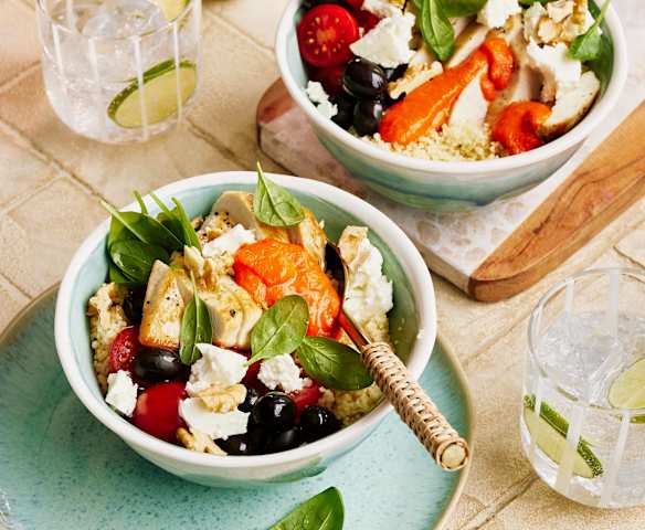 Couscous-Hähnchen-Bowl mit Feta und Paprikadip