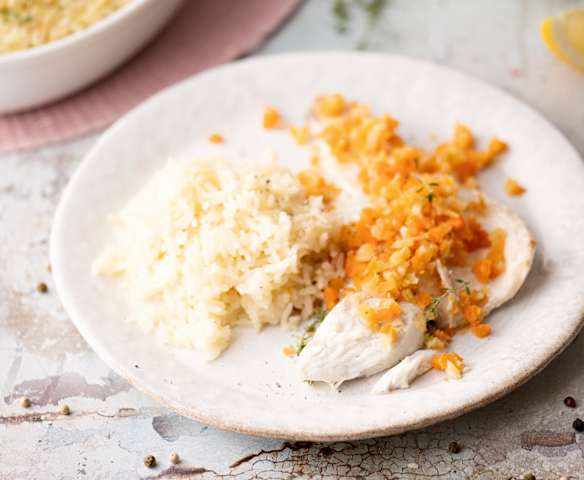 Corvina al vapor, verduras y pilaf de arroz Corvina al vapor, verduras y pilaf de arroz