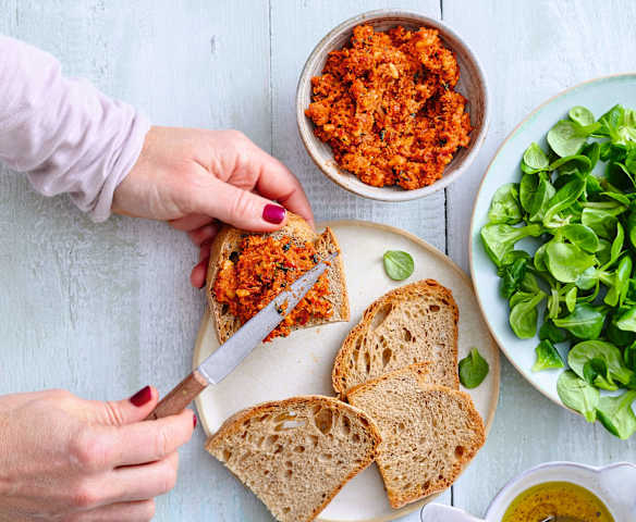 Pain grillé et pesto rouge