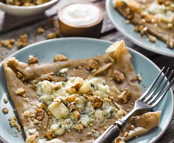 Galette Auvergnate (s modrým sýrem, ořechy a zakysanou smetanou)