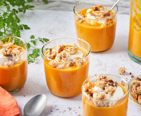 Verrines de soupe, crème fouettée au zeste d’orange, crumble de pain grillé à l’ail