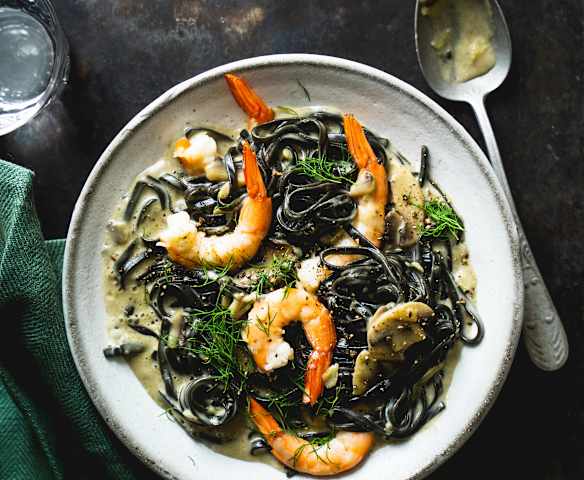 Pâtes à l'encre de seiche, crevettes et sauce crémée au safran