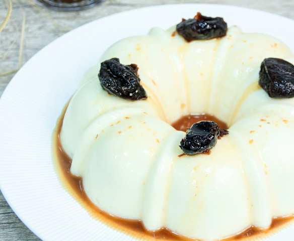 Manjar de coco com calda de ameixas