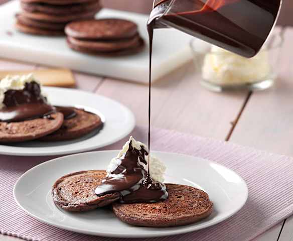 Kakaowe pancakes z bitą śmietaną i sosem czekoladowym