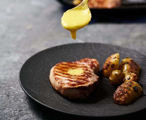 Côte de porc sous vide, sauce à l'ananas et pommes de terre rôties