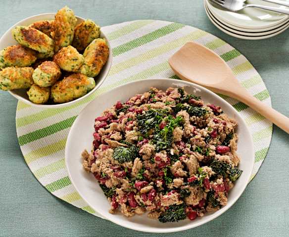 Croquetas de patata y migas con kale y judías