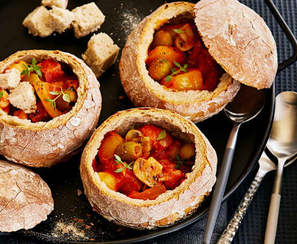 Hähnchen-Eintopf im Brot