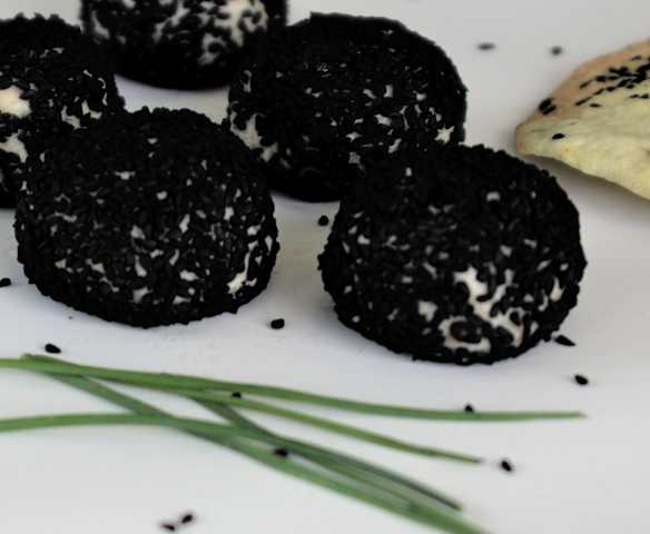 Μαύρες μπαλίτσες σολομού με τραγανά κράκερ