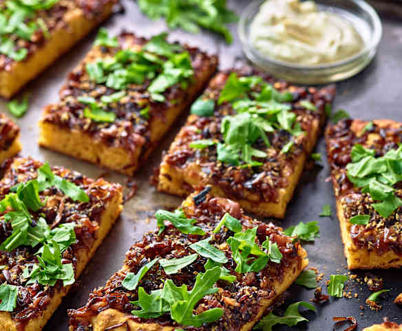 Süßkartoffel-Focaccia mit Rotwein-Balsamico-Schalotten