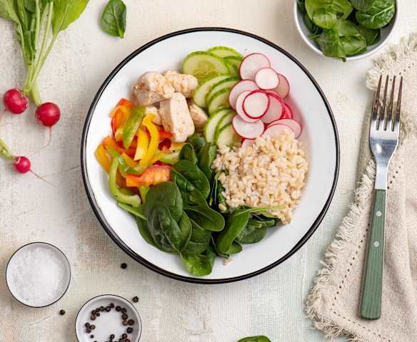 Bowl z kurczakiem, brązowym ryżem i warzywami