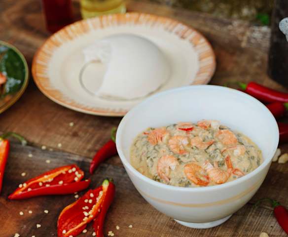 Pumpkin leaf stew with prawns (M'boa com xima)