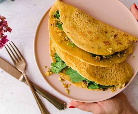 Crepe de grão com húmus de azeitona e granola salgada de curcuma