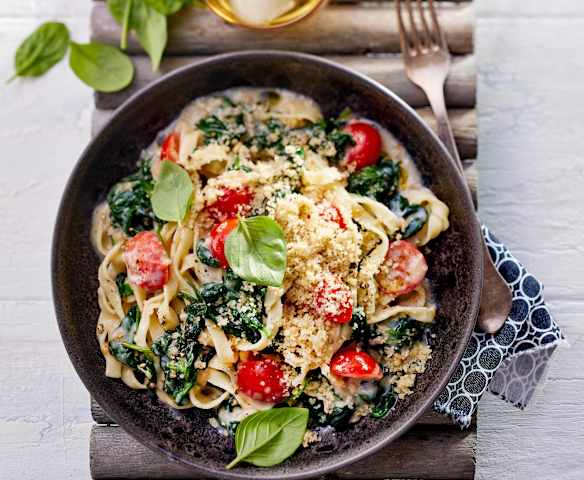 Tagliatelle mit Tomaten, Ziegenkäse und Walnuss-Parmesan