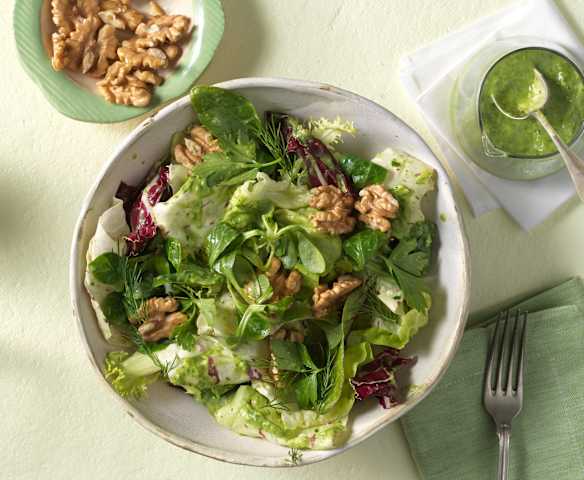 Blattsalat mit grünem Dressing und Walnüssen