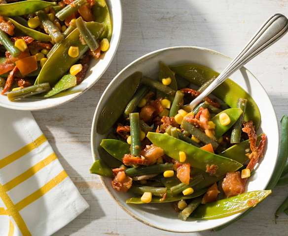 Tirabeques y judías verdes con aliño de anchoa y tomate Tirabeques y judías verdes con aliño de anchoa y tomate