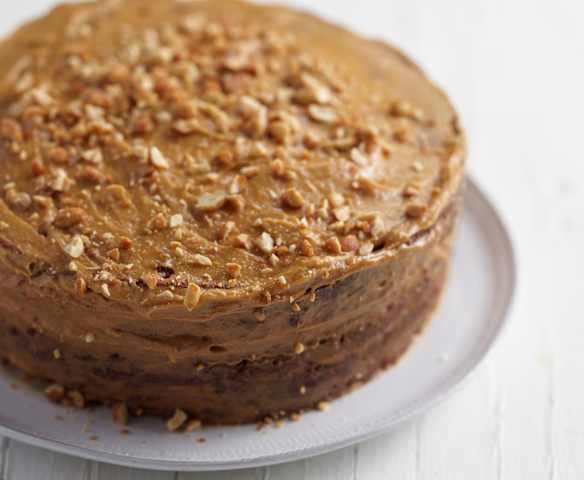 Bolo brownie de chocolate e beterraba com manteiga de amendoim