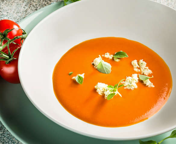 Paradeiser-Rotwein- Suppe mit Mozzarella