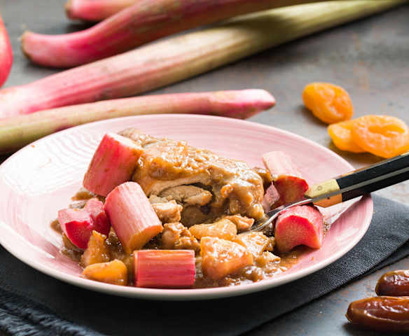Pollo guisado con ruibarbo y manzana