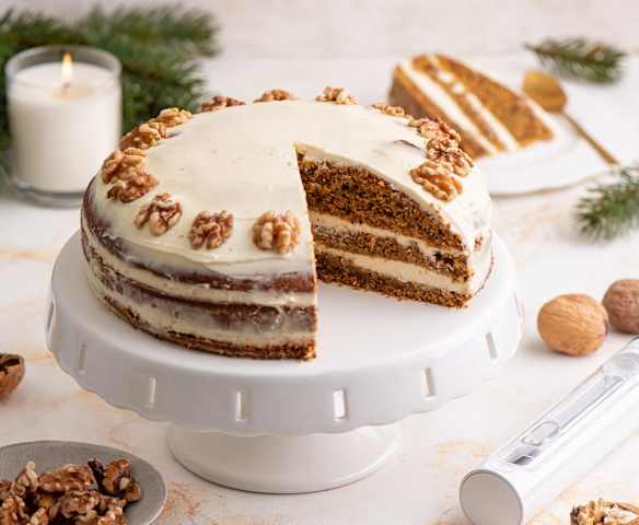 Przekładane ciasto marchewkowe z orzechami