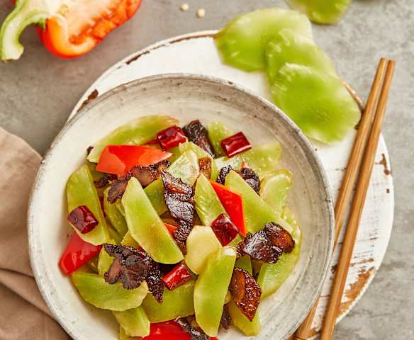 腊肉炒莴笋片 腊肉炒莴笋片