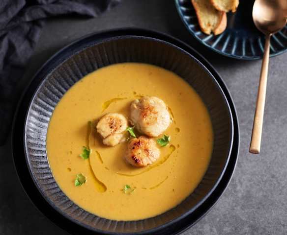 Bisque de saint-jacques, crostini au romarin et huile d'olive au citron