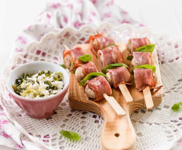 Espetadas de cogumelos e bacon com arroz de repolho