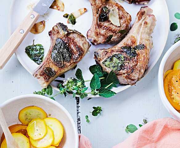 Côtelettes d'agneau à l'origan, salade jaune