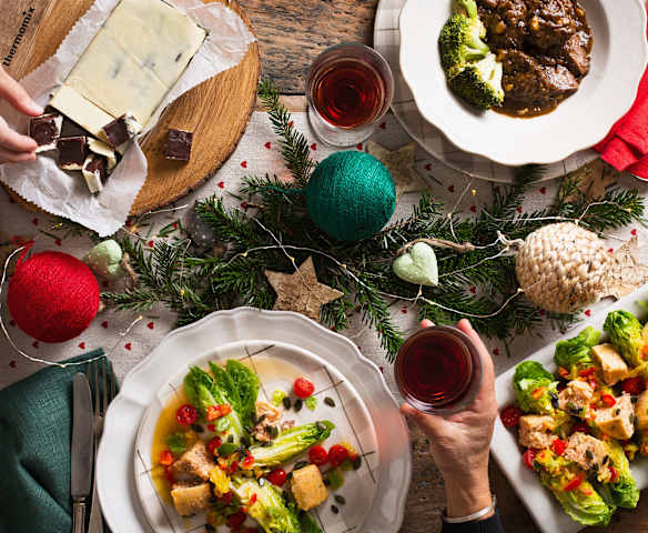 Menú: Cogollos con muffins de salmón. Carrilleras con sepia. Turrón de crema de whisky