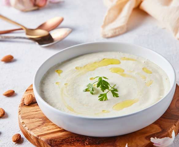 Sopa de almendra y ajo