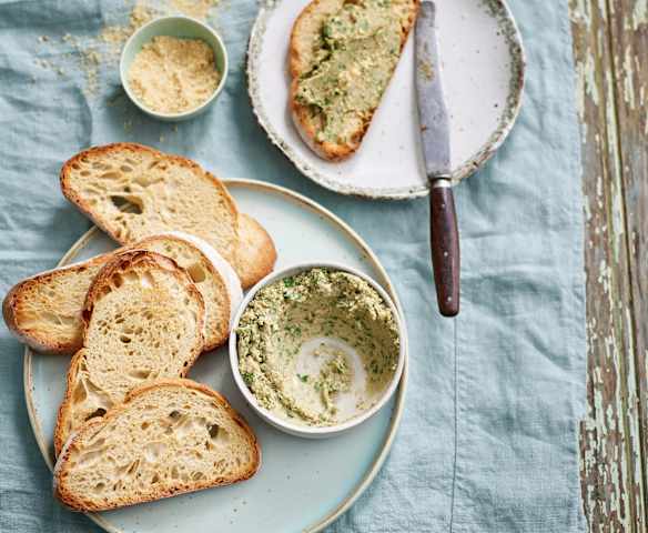 Bruschetta de tahini e salsa com parmesão vegan