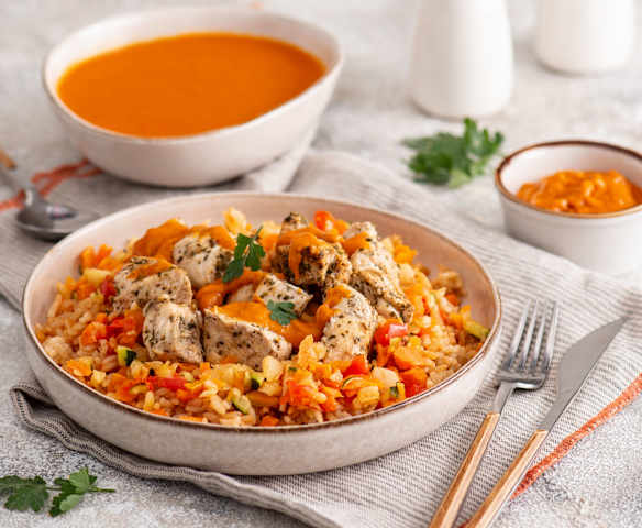 Zupa krem z pomidorów; Kurczak z warzywnym ryżem