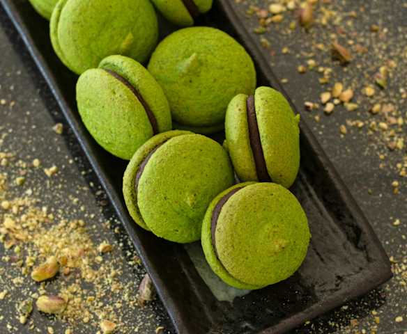 Παστίτσια (παρφέ) με φιστίκια Αιγίνης και γέμιση σοκολάτας