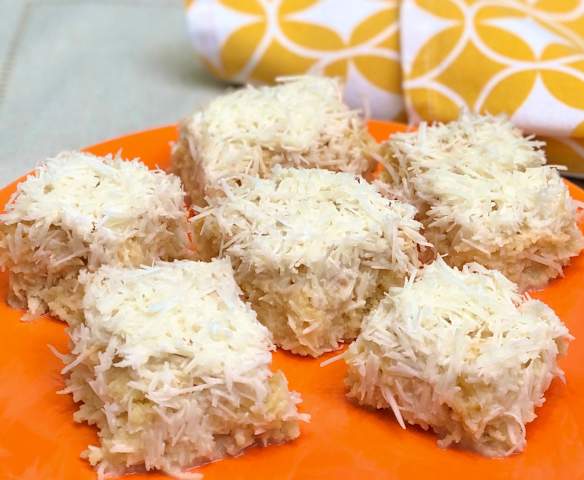 Bolo cremoso de coco