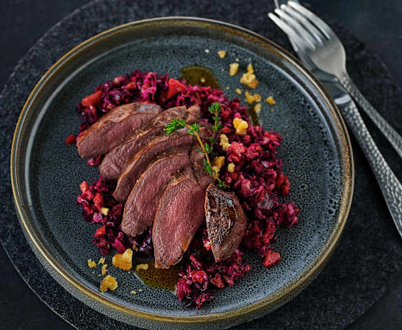 Rehrücken mit Kirsch-Walnuss-Slaw Rehrücken mit Kirsch-Walnuss-Slaw