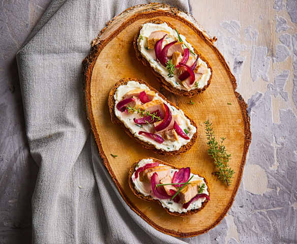Tartine con tonno sottovuoto, cipolle in agrodolce e crema di formaggio