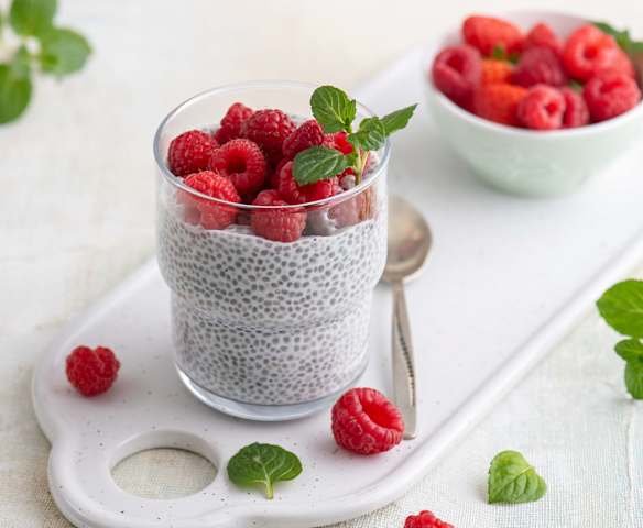 Kokosowy pudding chia z malinami