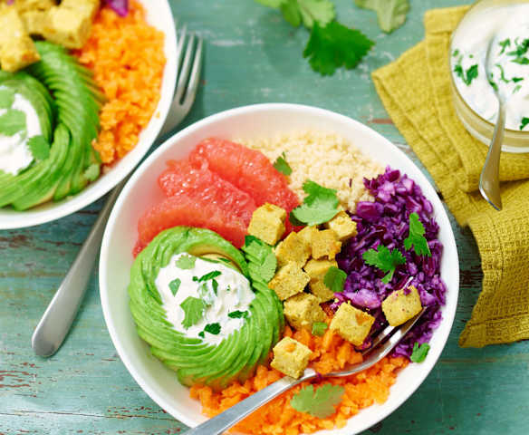 Buddha bowl au chou rouge, semoule et tofu