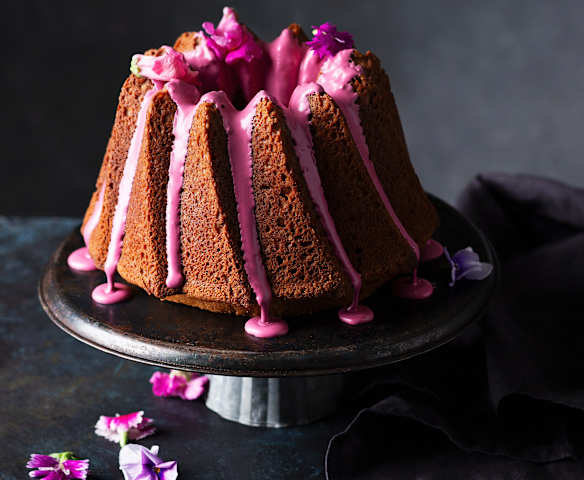 Bundt cake de mantequilla con nueces pacanas