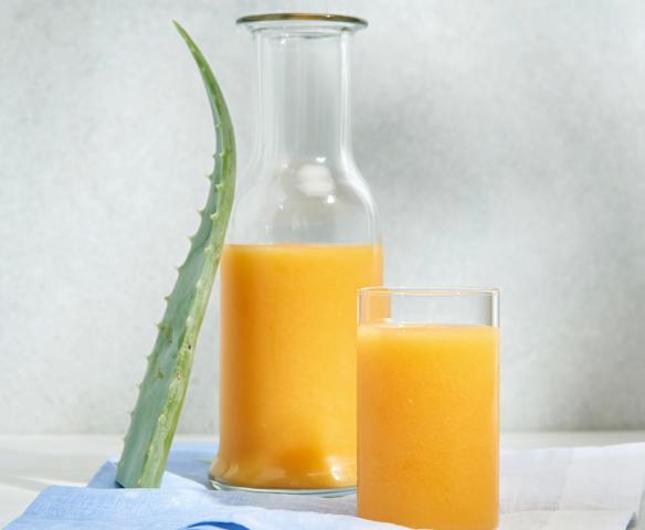 Smoothie tropical aux fruits et à l'aloès Smoothie tropical aux fruits et à l'aloès